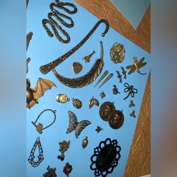 Huge Assorted Lot of Gold and Antique Bronze Pendant & Charms Collection - Lot 1 - Picture 15 of 16